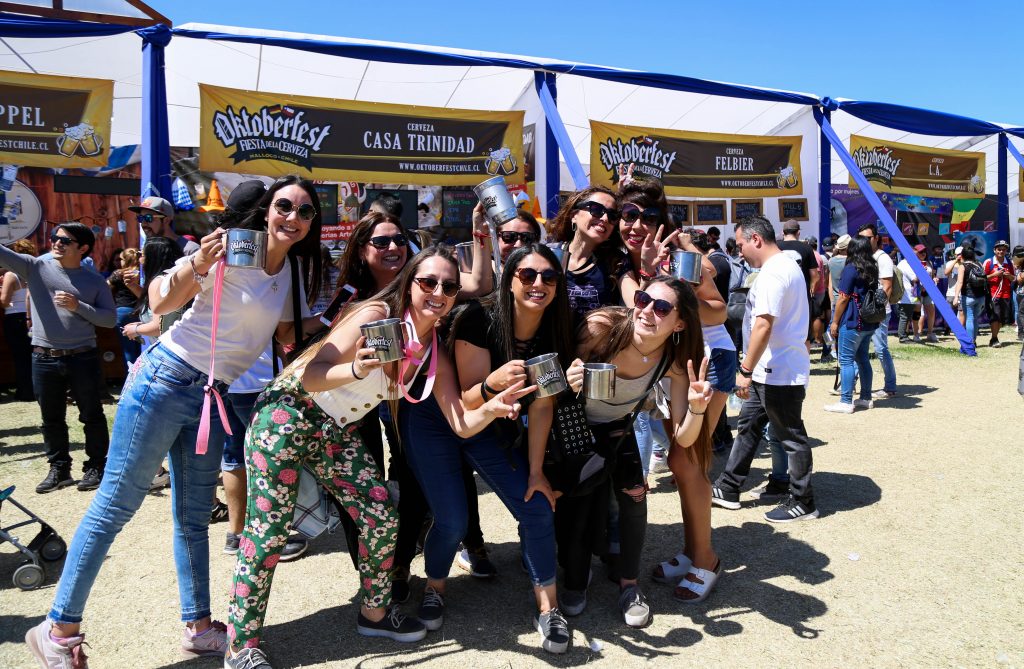 grupo de amigos en oktoberfest chile