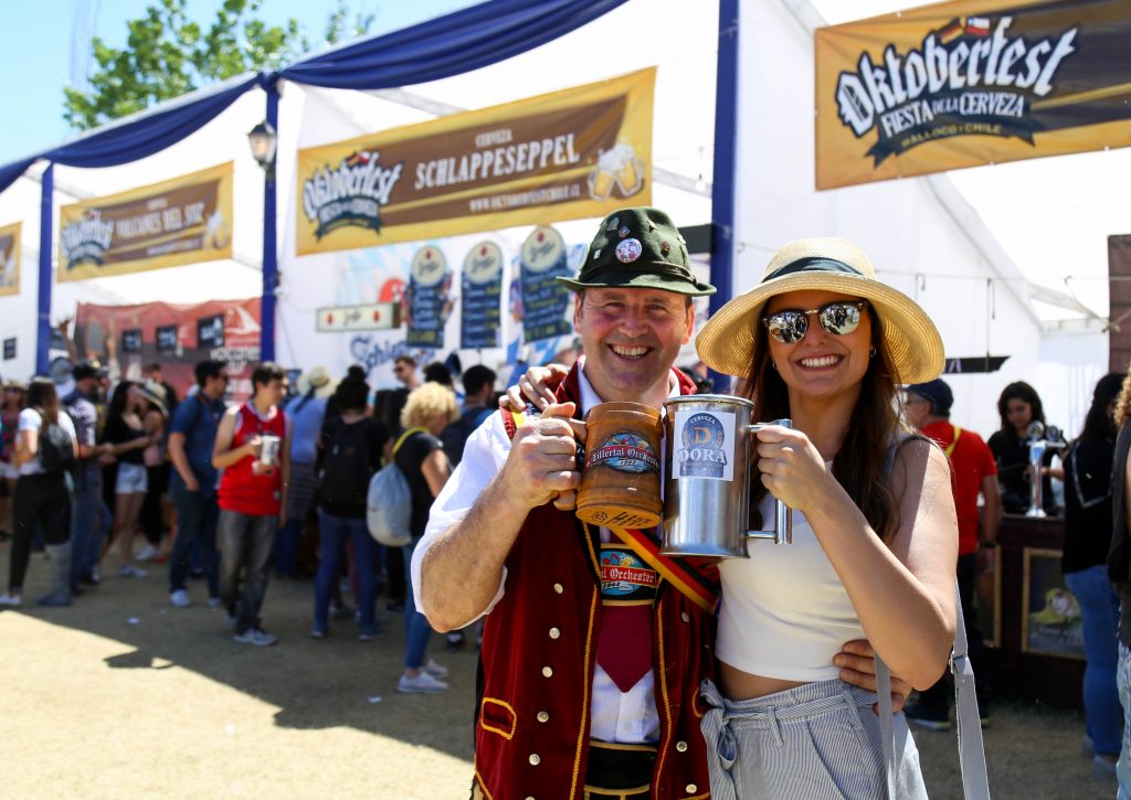 hombre y mujer bebiendo cerveza en oktoberfest chile