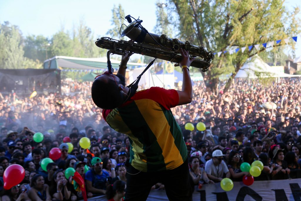 hombre tocando el saxofon en oktoberfest chile