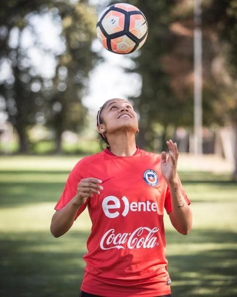 Mujer jugando con pelota de fútbol