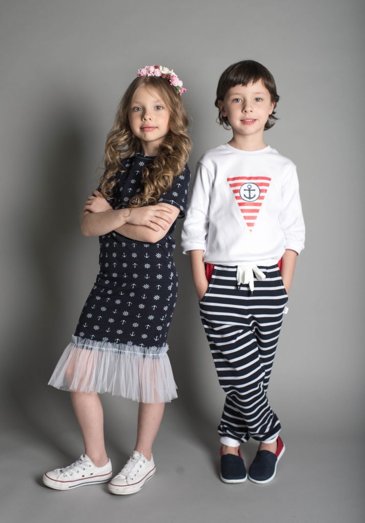 niños modelando ropa infantil