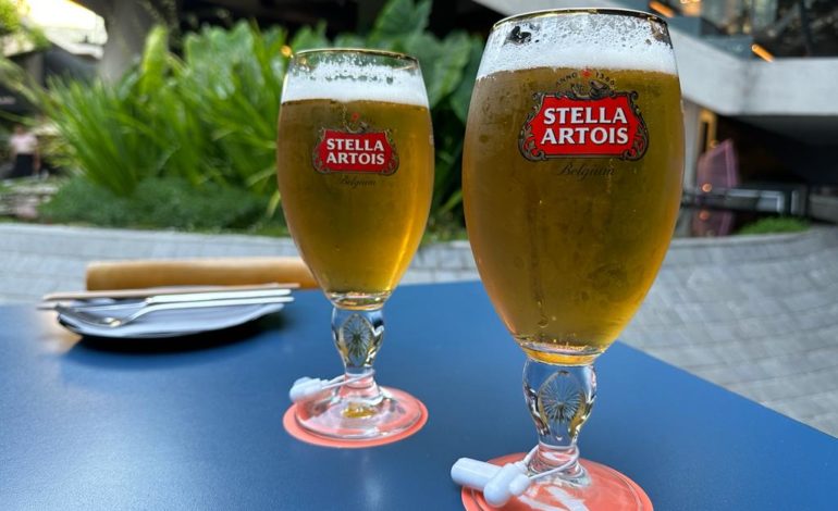  Dueño de conocido bar de Santiago tomó una creativa medida para que no se lleven sus vasos de cerveza