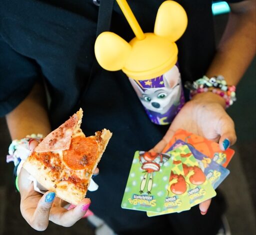  Celebra el Día de la Pizza con descuentos en Chuck E. Cheese